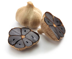 Schwarzer Knoblauch ist die veredlete Variante des normalen Knoblauchs Schwarzer-Knoblauch